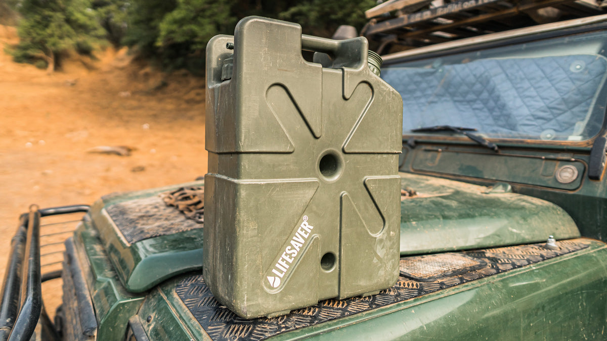 LifeSaver, groene jerrycan met waterfilter op de motorkap van een terreinwagen