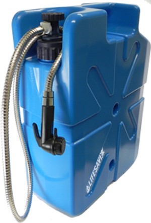 Embout de douche Lifesaver monté sur un jerrican bleu, avec tuyau et pommeau de douche