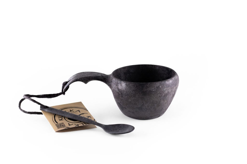 Kupilka 21 Classic Cup noire avec cuillère noire assortie et étiquette en carton