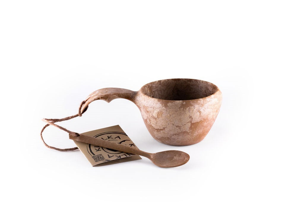 Kupilka 21 Classic Cup marron avec cuillère assortie et étiquette en carton, vue de côté