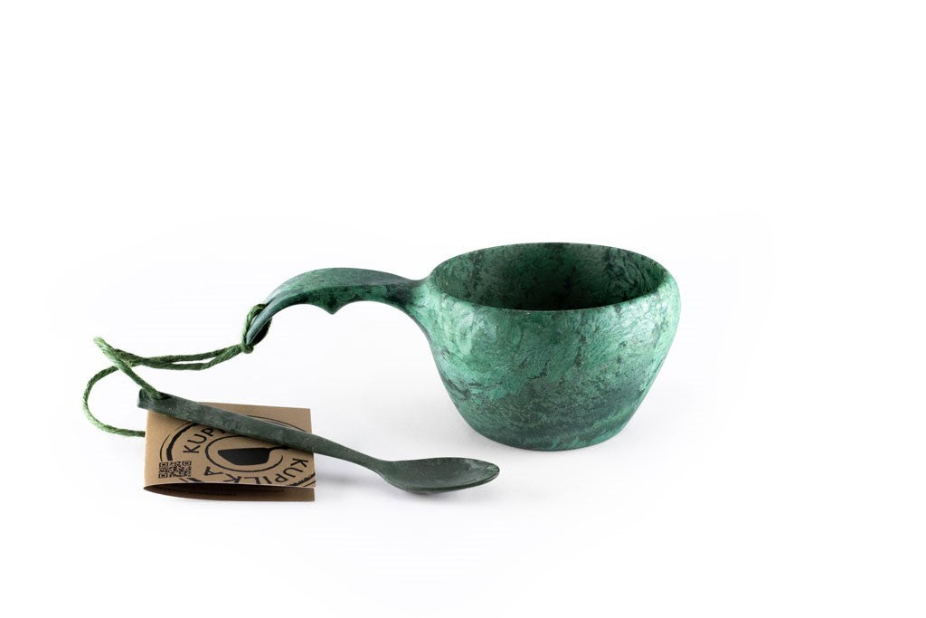 Kupilka 21 Classic Cup verte avec cuillère verte assortie et étiquette en carton