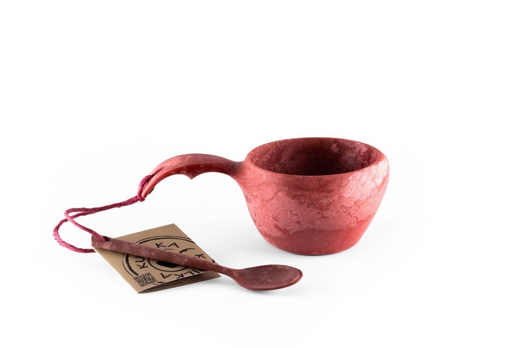 Kupilka 21 Classic Cup rouge avec cuillère rouge assortie et étiquette en carton