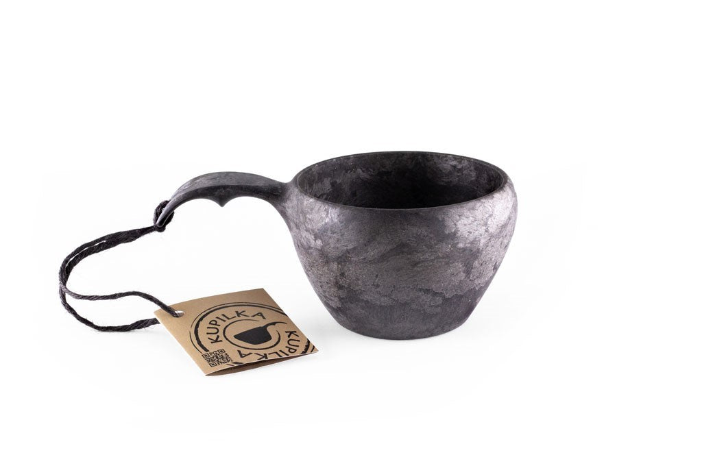 Kupilka 37 Large Cup noire avec anse, petite boucle noire et étiquette en carton