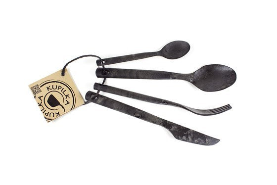 Ensemble de couverts Kupilka noir vu de dessus, petite cuillère, cuillère, fourchette et couteau côte à côte