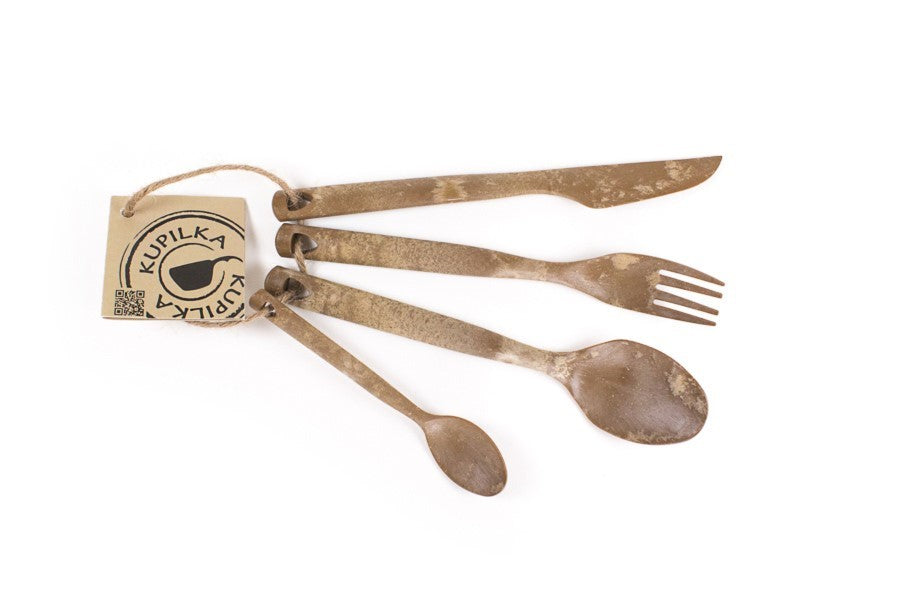 Kupilka set de couverts marron naturel avec couteau, fourchette, cuillère et petite cuillère sur un cordon étiqueté