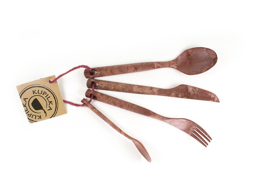 Ensemble de couverts Kupilka rouge avec cuillère, couteau, fourchette, petite cuillère et étiquette en carton