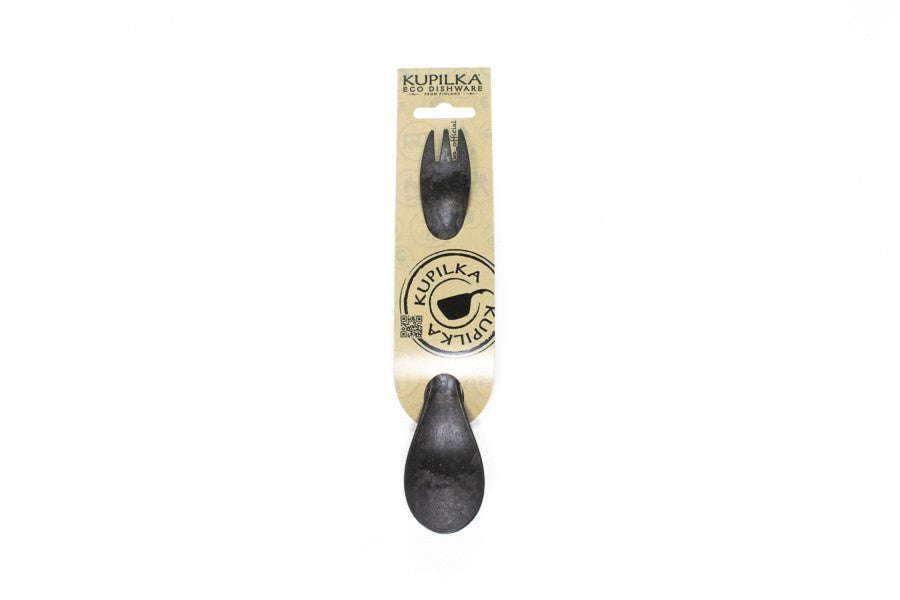 Cuillère-fourchette Kupilka noire sur une carte en carton avec logo Kupilka