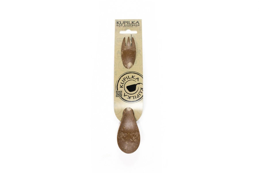 Kupilka Spork marron naturel, cuillère et fourchette en une, sur une carte en carton avec logo