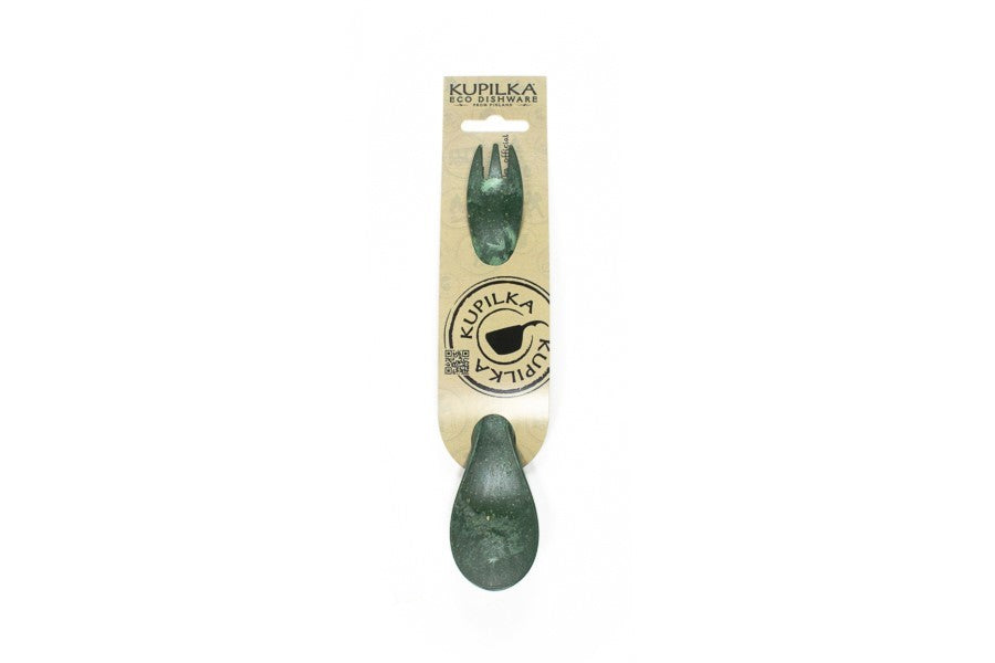 Cuillère-fourchette Kupilka verte sur une carte en carton avec logo Kupilka