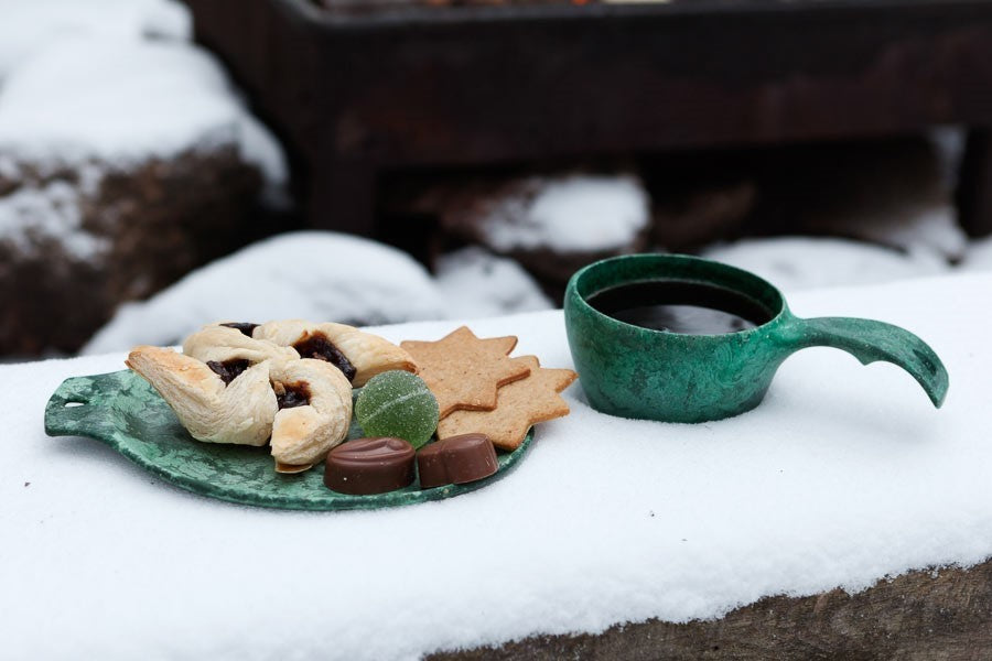 Kupilka 14 Petite Assiette verte avec des biscuits dans la neige près d'une tasse verte remplie de thé