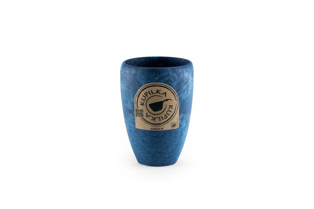 Kupilka 30 Coffee Go Cup bleue avec l'étiquette ronde Kupilka sur le devant