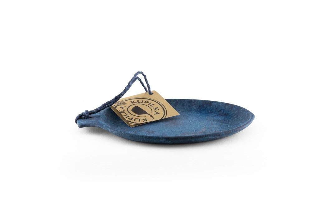 Kupilka 14 Petite Assiette en bleu avec boucle bleue et étiquette en carton, vue de côté