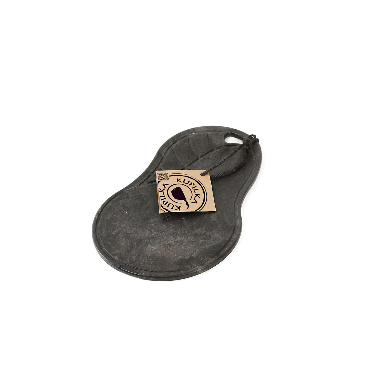 Kupilka Kaarna S noire, planchette en forme de poire vue en biais du dessus avec étiquette
