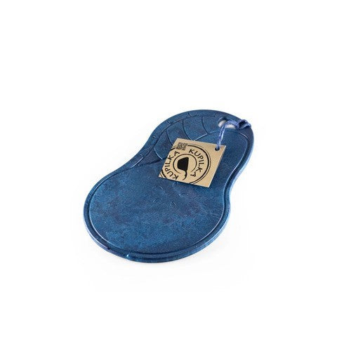 Kupilka Kaarna S bleue, planchette en forme de poire avec trou et étiquette en carton