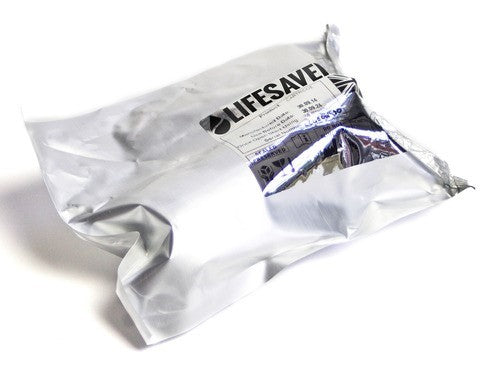 Lifesaver Cube Emergency Preparedness Pack, cartouche scellée dans un emballage argenté