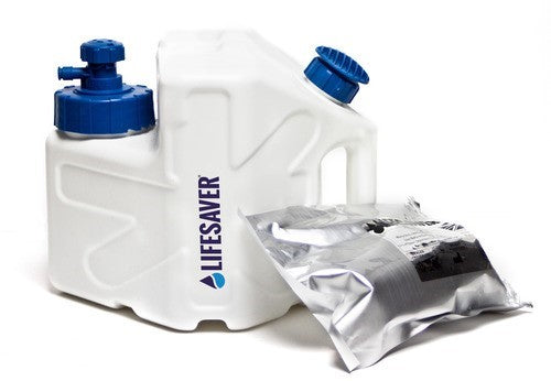 Lifesaver Cube Emergency Pack, jerrican blanc avec bouchons bleus et un emballage aluminium à côté