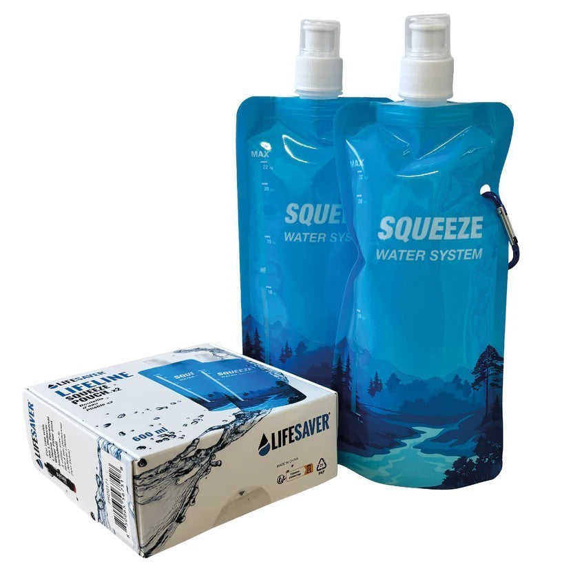 Lifesaver Lifeline Squeeze Pouch, deux poches à boire bleues pliables avec bouchon blanc à côté de la boîte