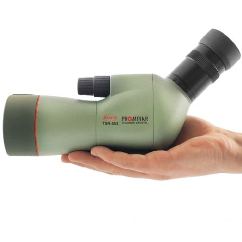 Longue-vue Kowa TSN-553 Prominar posée sur une main ouverte, vue de côté