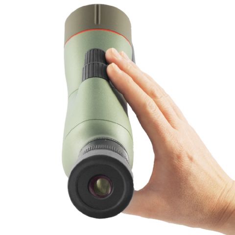 Kowa TSN-553 Prominar vue de l'arrière avec l'oculaire, tenue debout dans une main