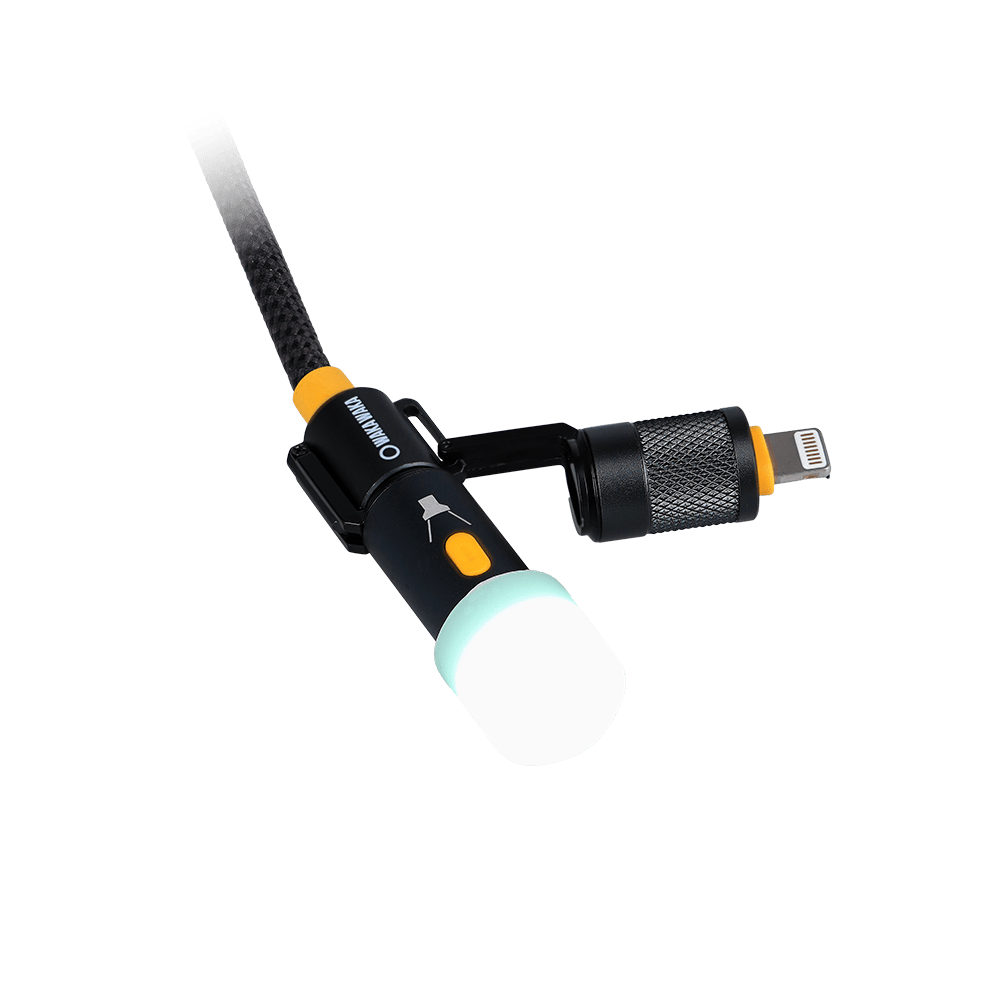Gros plan du WakaWaka Connect avec la petite lampe allumée et l'embout Lightning