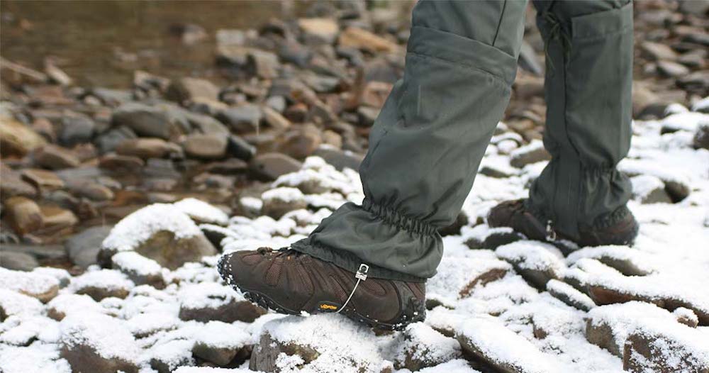 Guêtres Stealth Gear portées sur des chaussures de randonnée, marche dans la neige