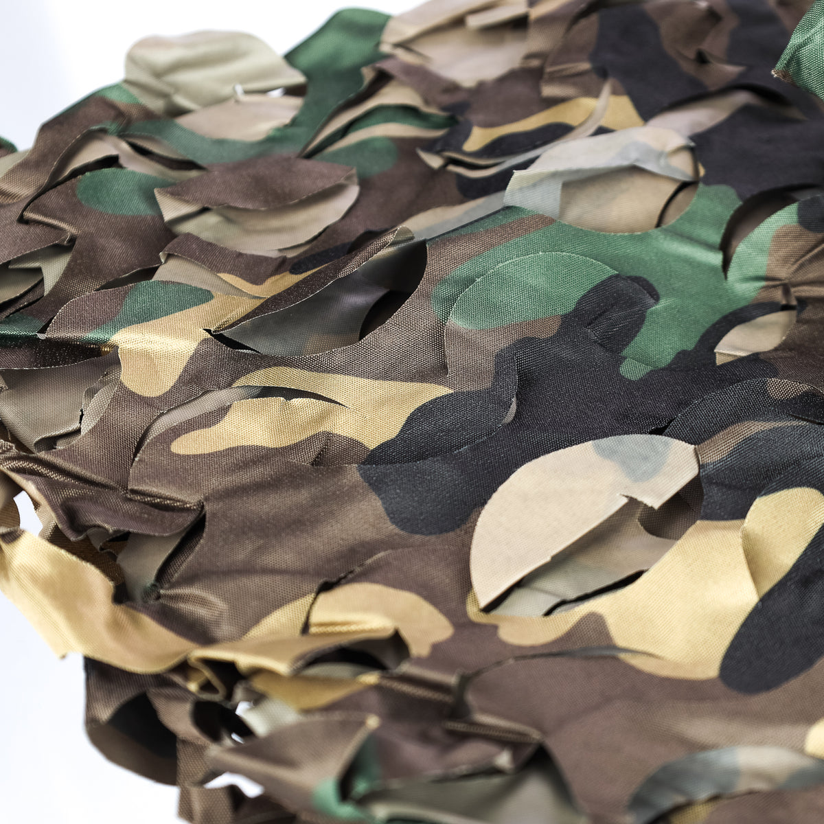 Filet de camouflage Buteo 3D Leafs Woodland de près, feuilles découpées à motif camouflage woodland