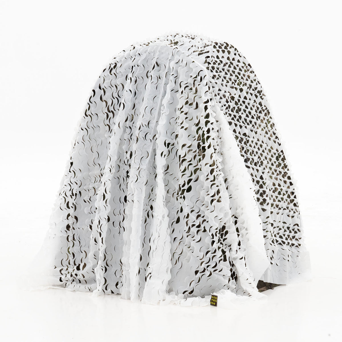 Filet de camouflage Buteo 3D Leafs Neige drapé sur un objet, filet blanc avec taches grises
