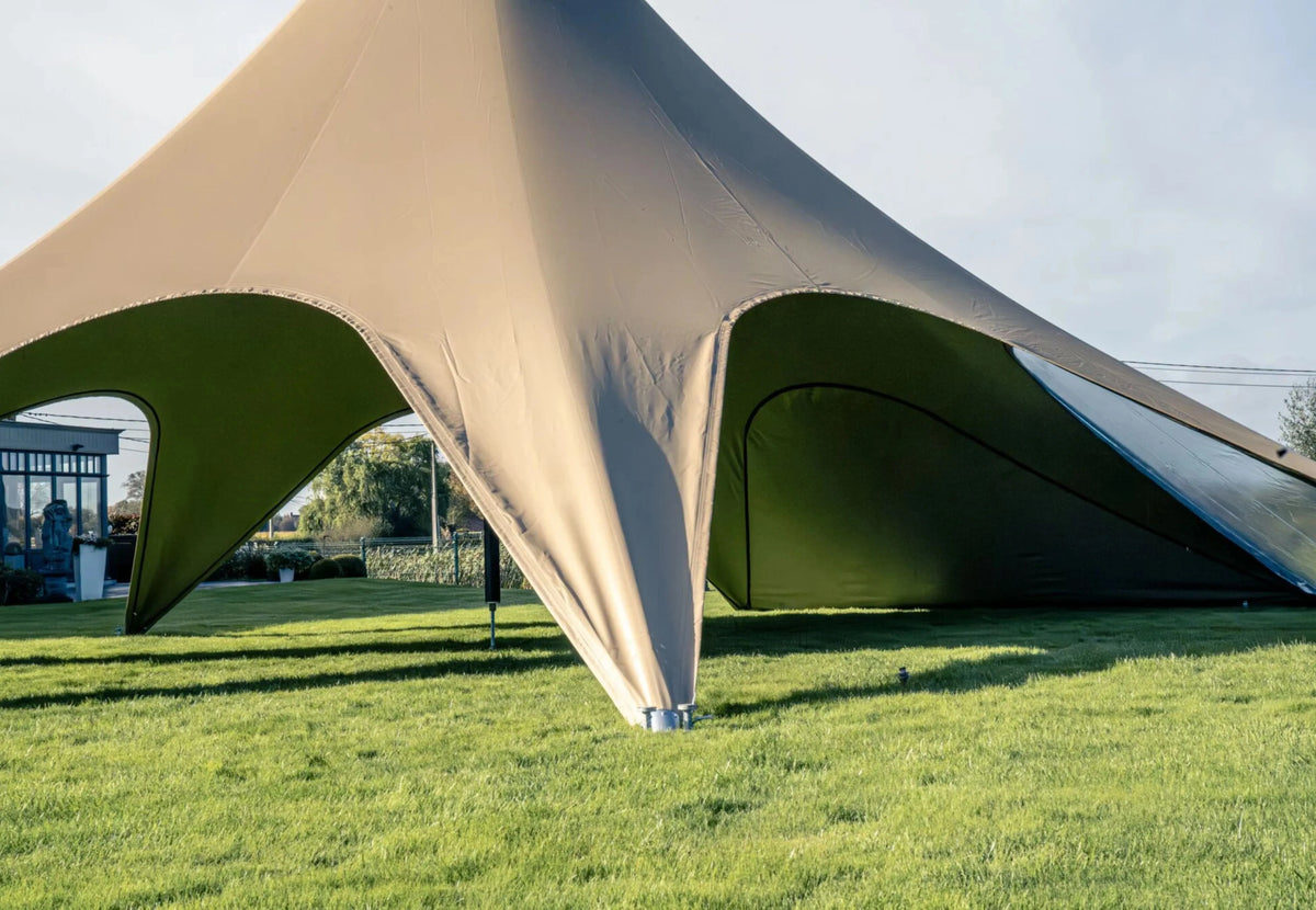 CanvasCamp StarShade Pro avec paroi latérale fermée à droite, tente taupe sur une pelouse
