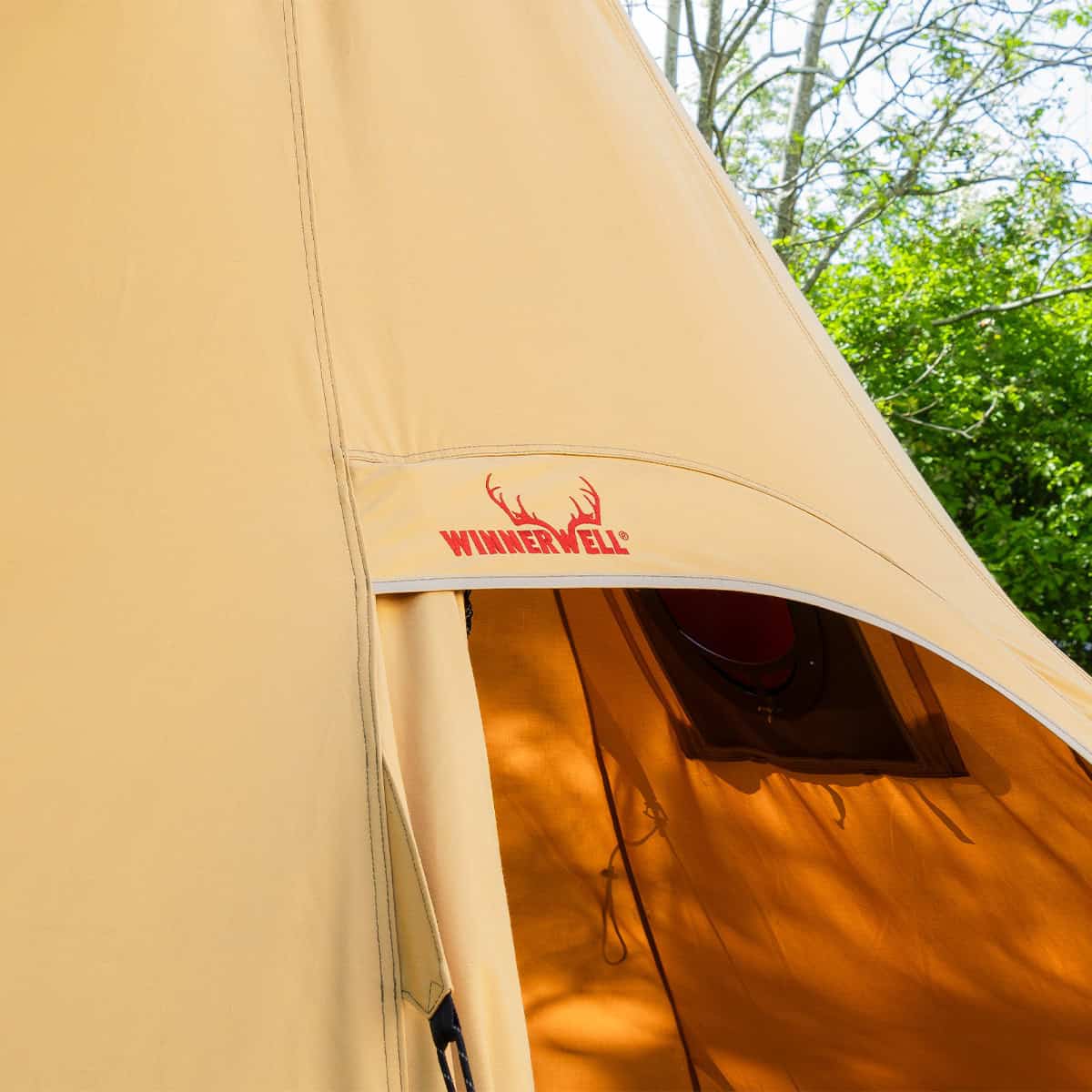 Winnerwell Arctic, entrée avec logo Winnerwell rouge sur la toile au-dessus de la porte