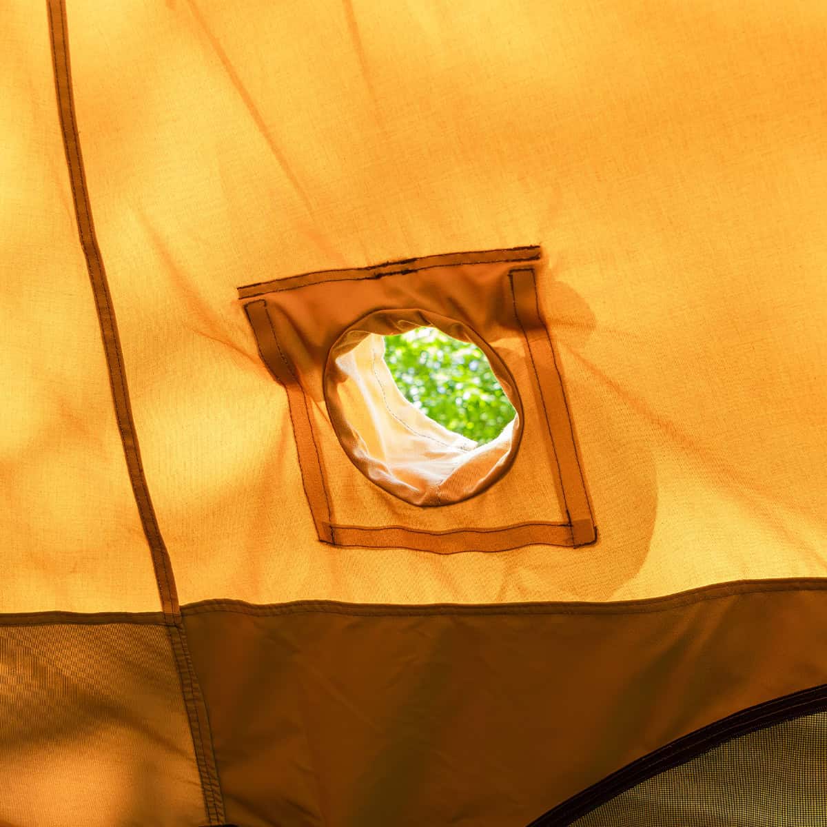 Winnerwell Arctic de l'intérieur avec une ouverture carrée dans la paroi et vue sur l'extérieur