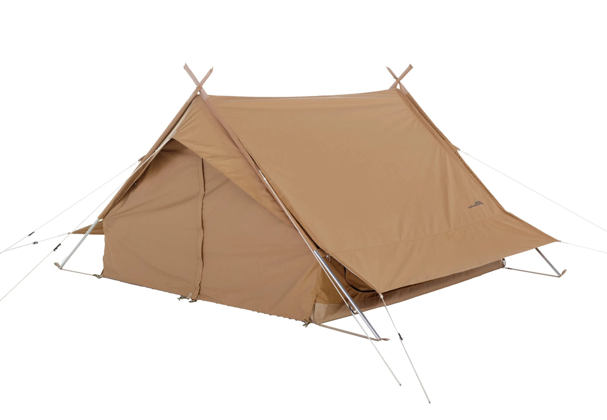 Tente CanvasCamp Altaï, tente à faîte en toile marron avec mâts croisés et toit débordant, vue de trois quarts