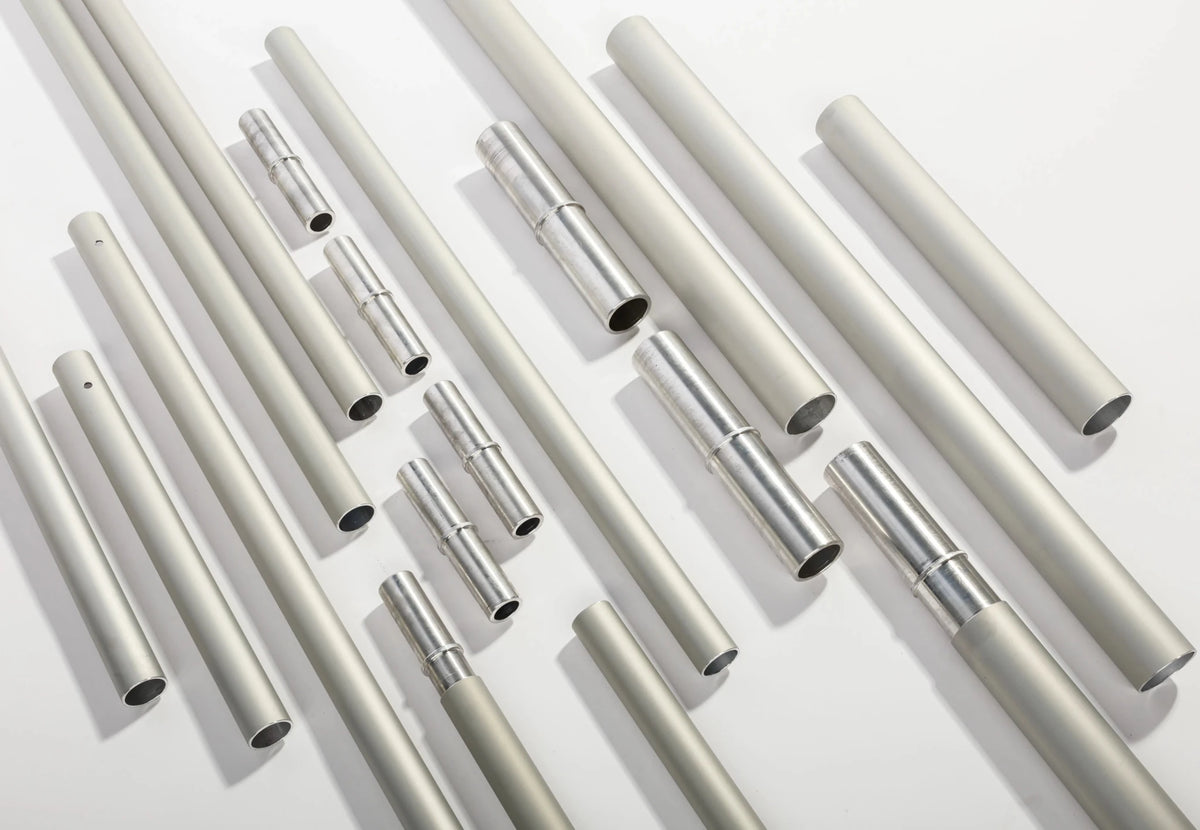Jeu de mâts aluminium CanvasCamp, éléments de mât en aluminium emboîtables sur fond blanc