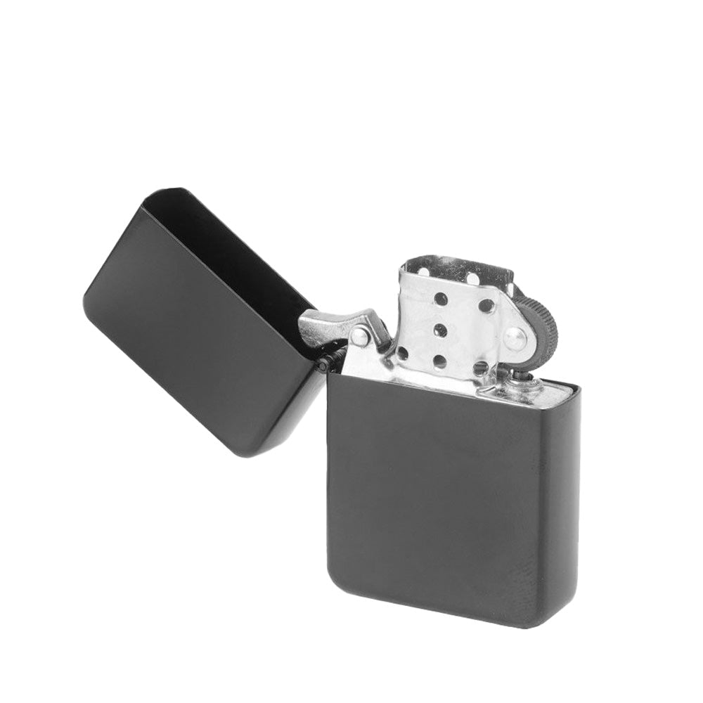 Briquet à essence Atomic noir mat, ouvert avec le capot relevé et le pare-vent visible