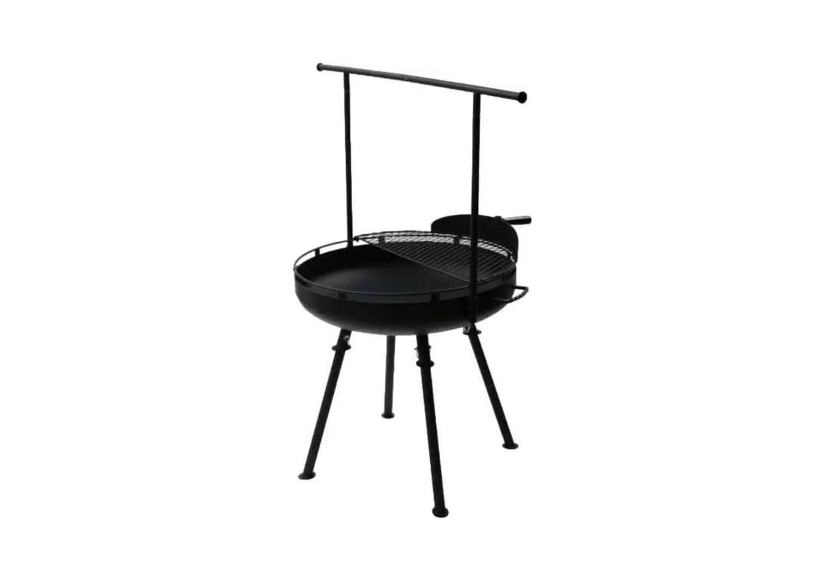 Barebones Cowboy brasero sur pieds avec grille de cuisson et une barre de suspension au-dessus