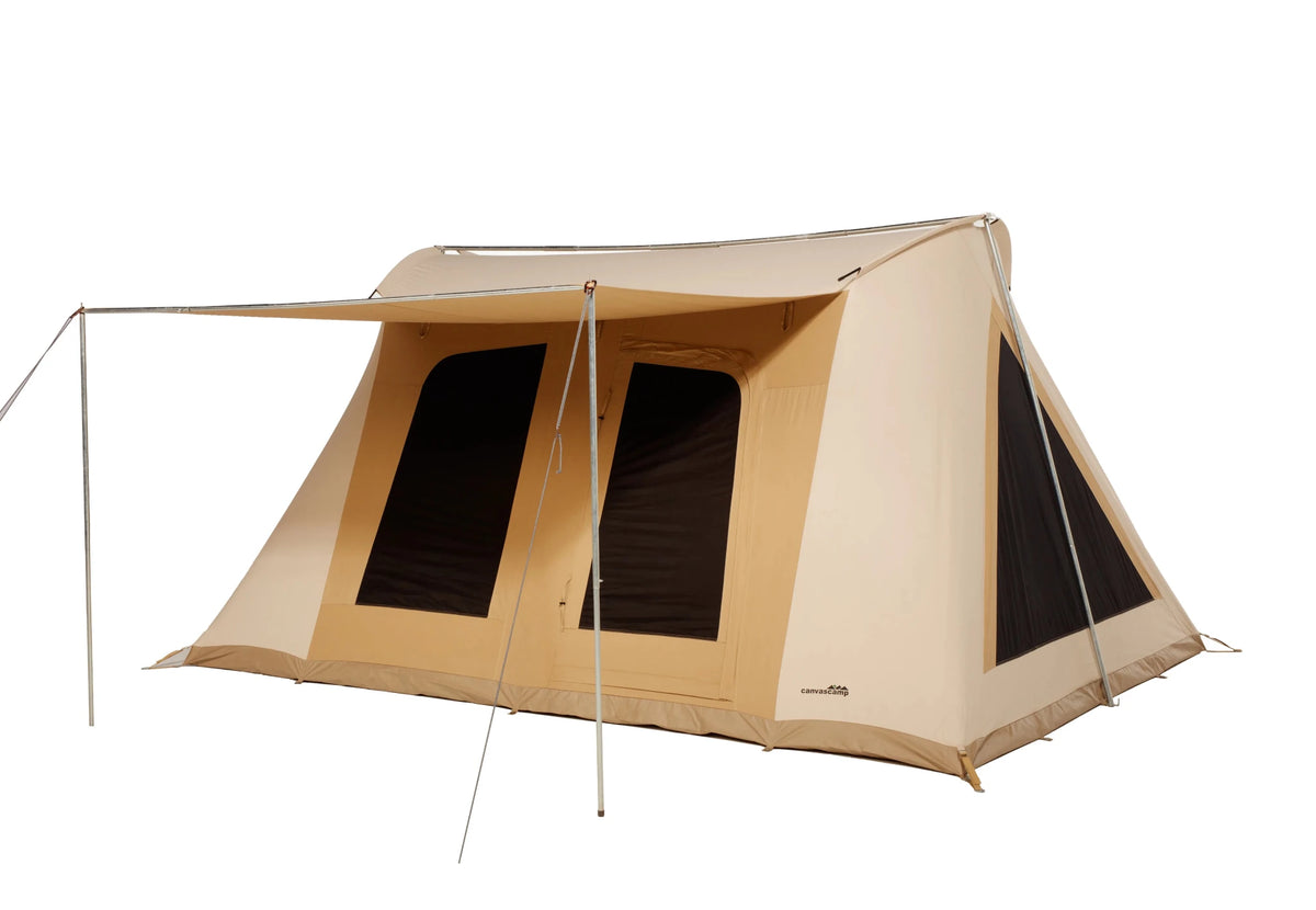 CanvasCamp Big Horn de trois quarts avant avec auvent monté sur deux mâts et fenêtres moustiquaires noires