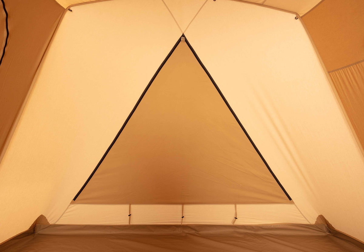 CanvasCamp Big Horn vue intérieure sur la paroi arrière triangulaire avec fenêtre fermée