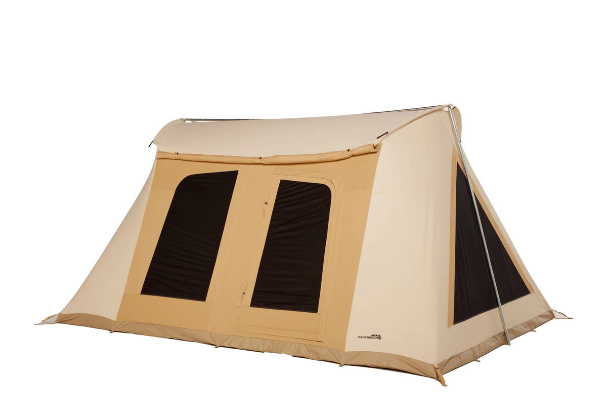 CanvasCamp Big Horn de trois quarts avant avec deux fenêtres moustiquaires dans la paroi avant fermée