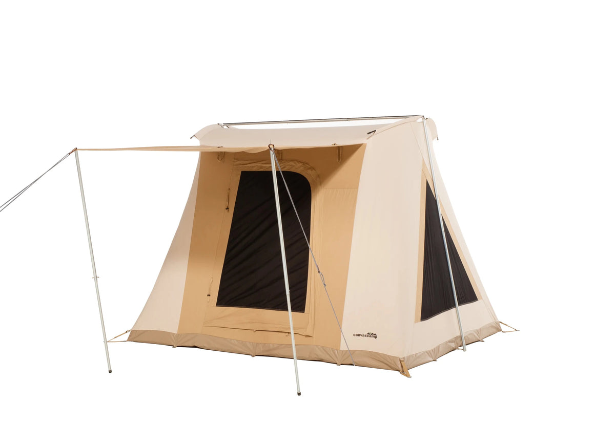 CanvasCamp Big Horn de trois quarts avant avec une grande fenêtre moustiquaire et auvent monté sur mâts