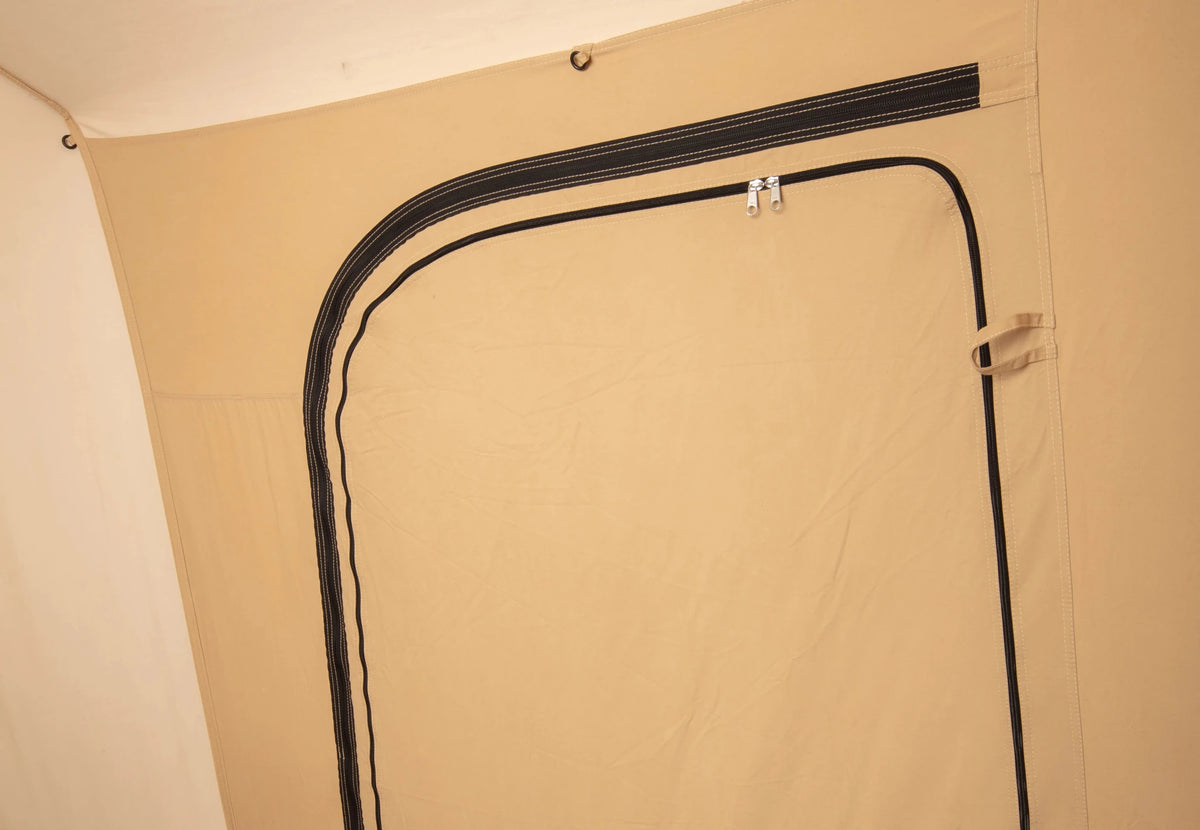 CanvasCamp Big Horn, détail d'un rabat de fenêtre fermé avec fermeture éclair noire côté intérieur