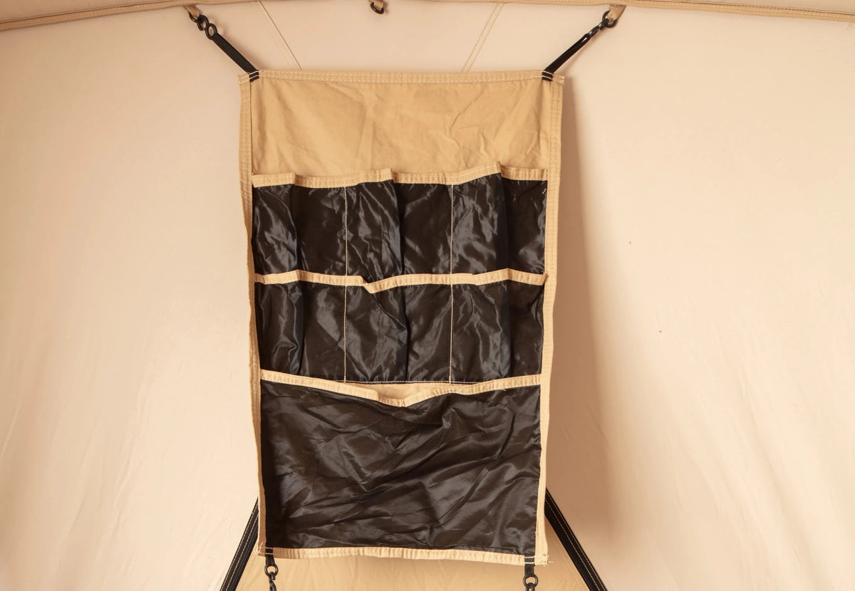 CanvasCamp Big Horn vue intérieure, rangement suspendu avec poches noires sur la paroi