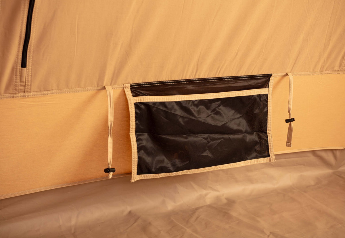 CanvasCamp Big Horn vue intérieure, petite poche de rangement noire en bas de la paroi