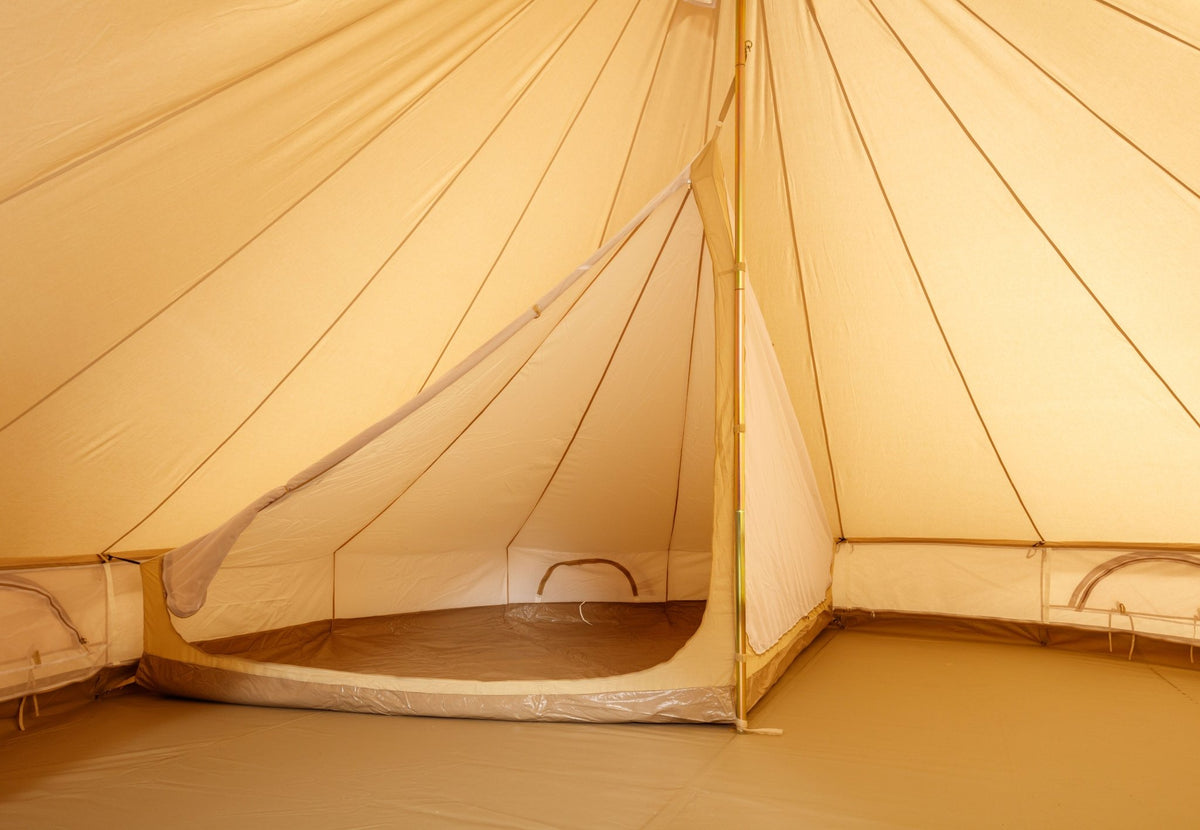 Tente intérieure CanvasCamp Sibley vue de biais avec la porte rabattue laissant voir le sol