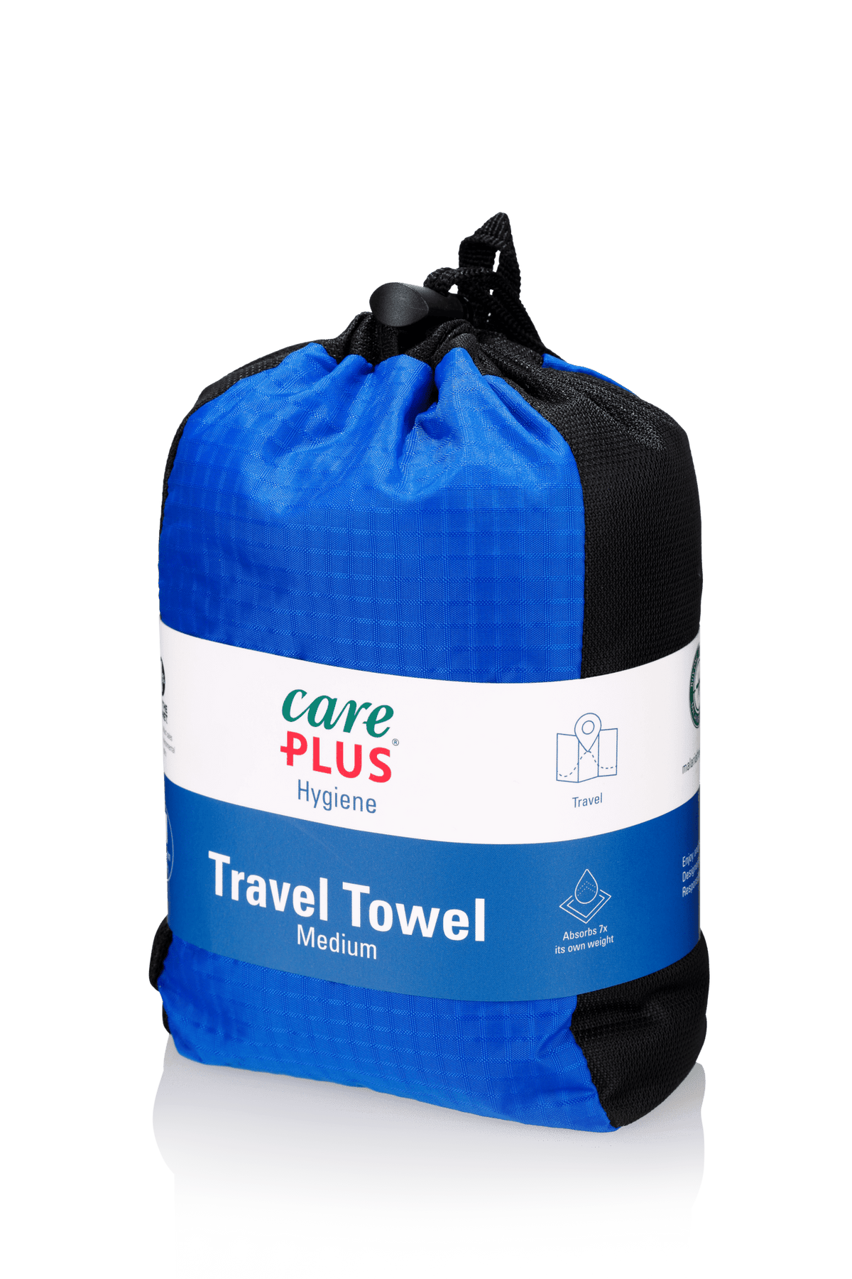 Care Plus Travel Towel taille medium en bleu, pliée dans sa pochette de rangement à cordon