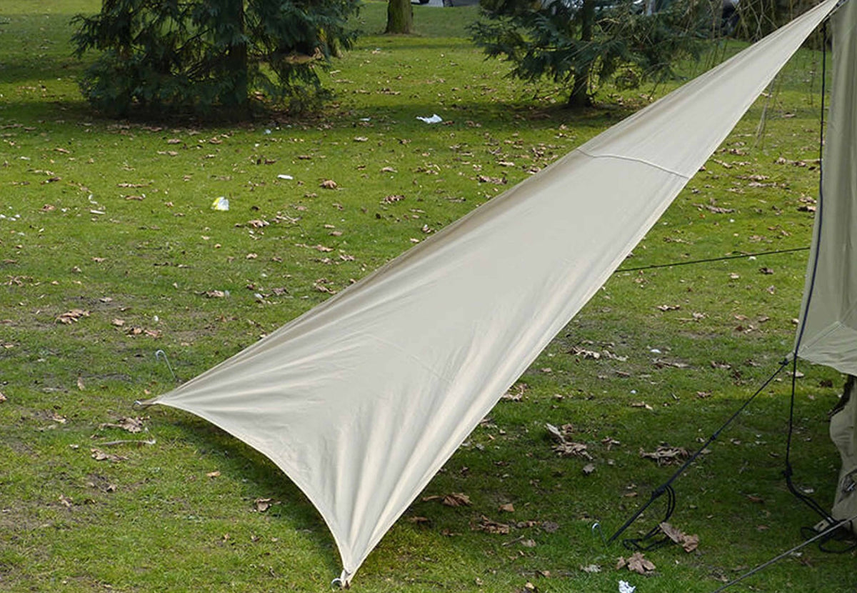 Classic All Purpose Shelter en coton beige, voile d'ombrage triangulaire au-dessus d'une pelouse