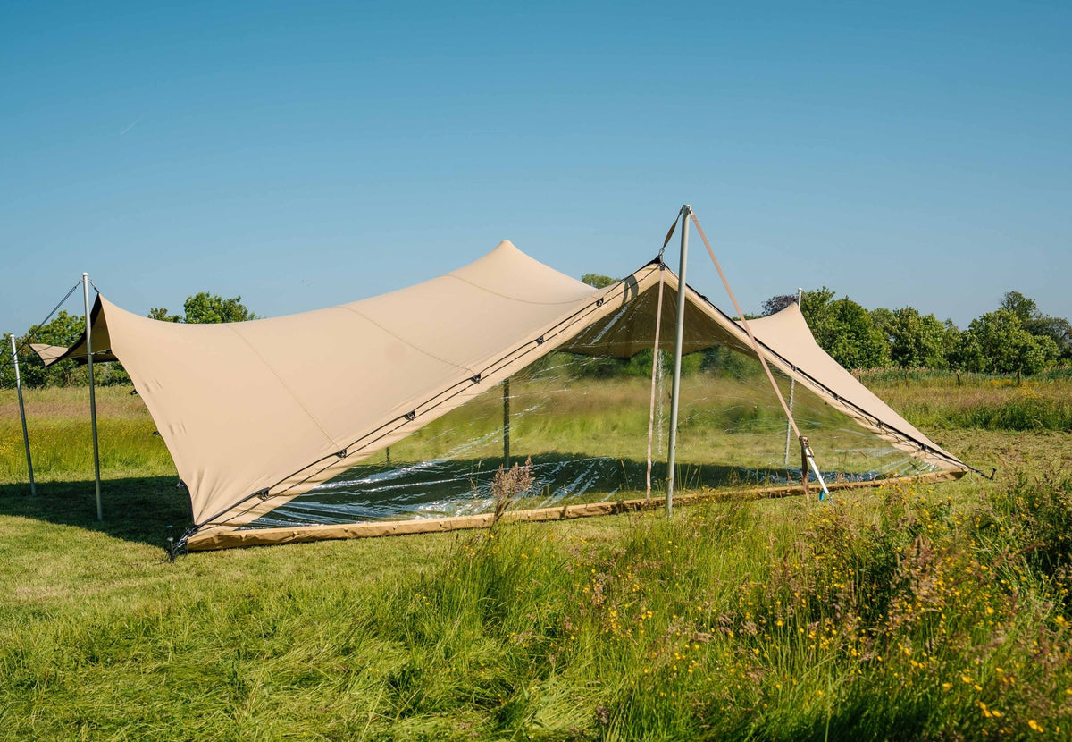 Porte CanvasCamp pour Stretch Tent Q2/Q3, tente stretch vue de côté sur une pelouse ensoleillée