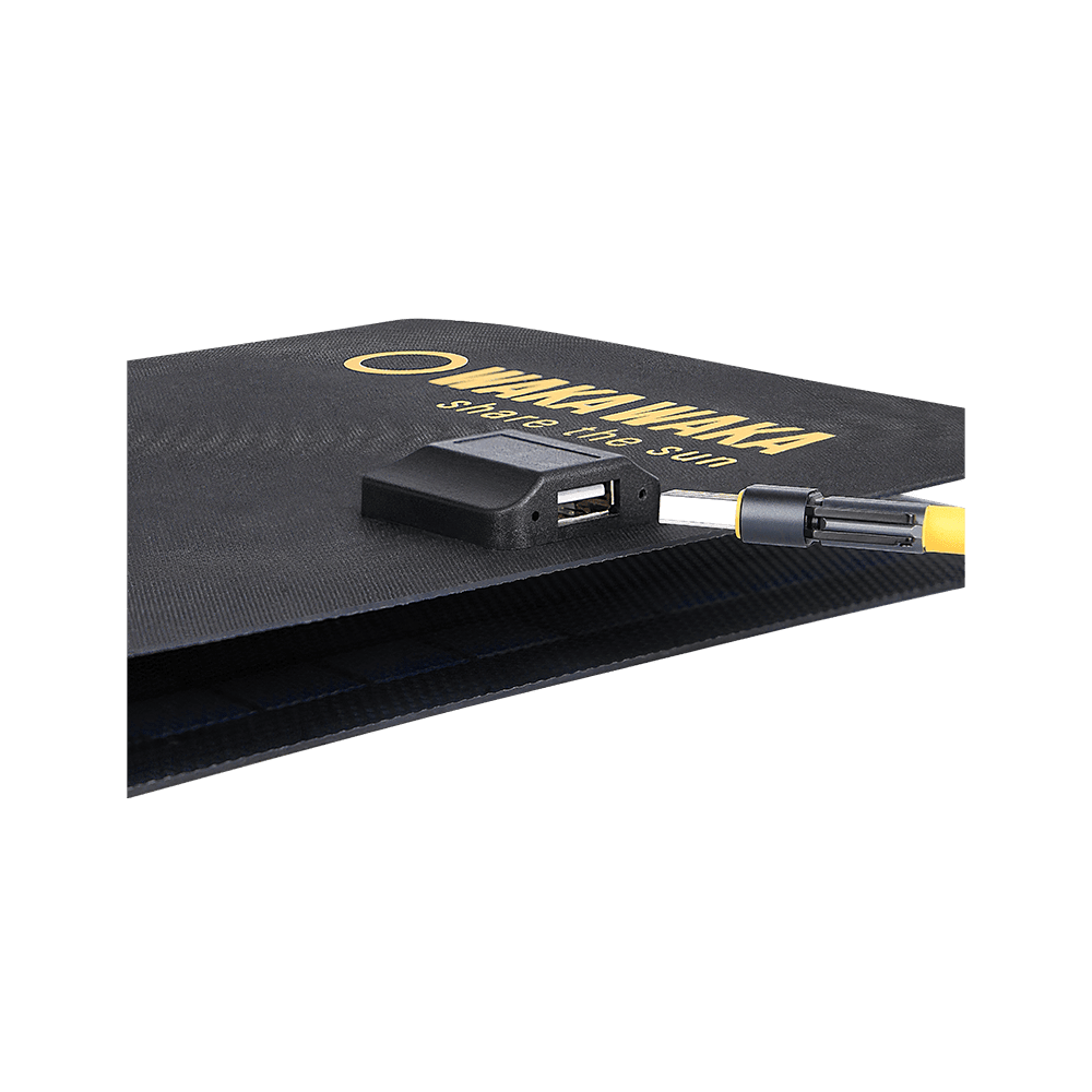 WakaWaka Solar 10 replié, détail du boîtier USB avec un câble branché