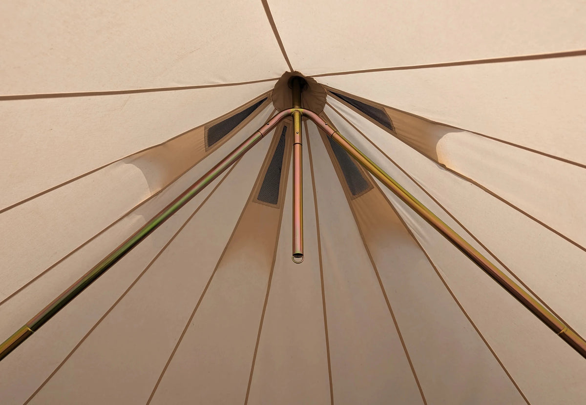 DuoPod CanvasCamp vu d'en bas, deux mâts inclinés qui se rejoignent en haut de la tente cloche