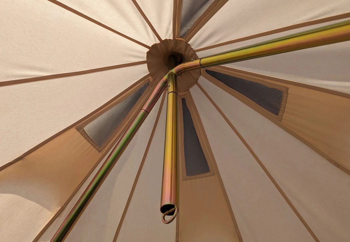 DuoPod CanvasCamp en haut de la tente, détail du raccord sous le faîte