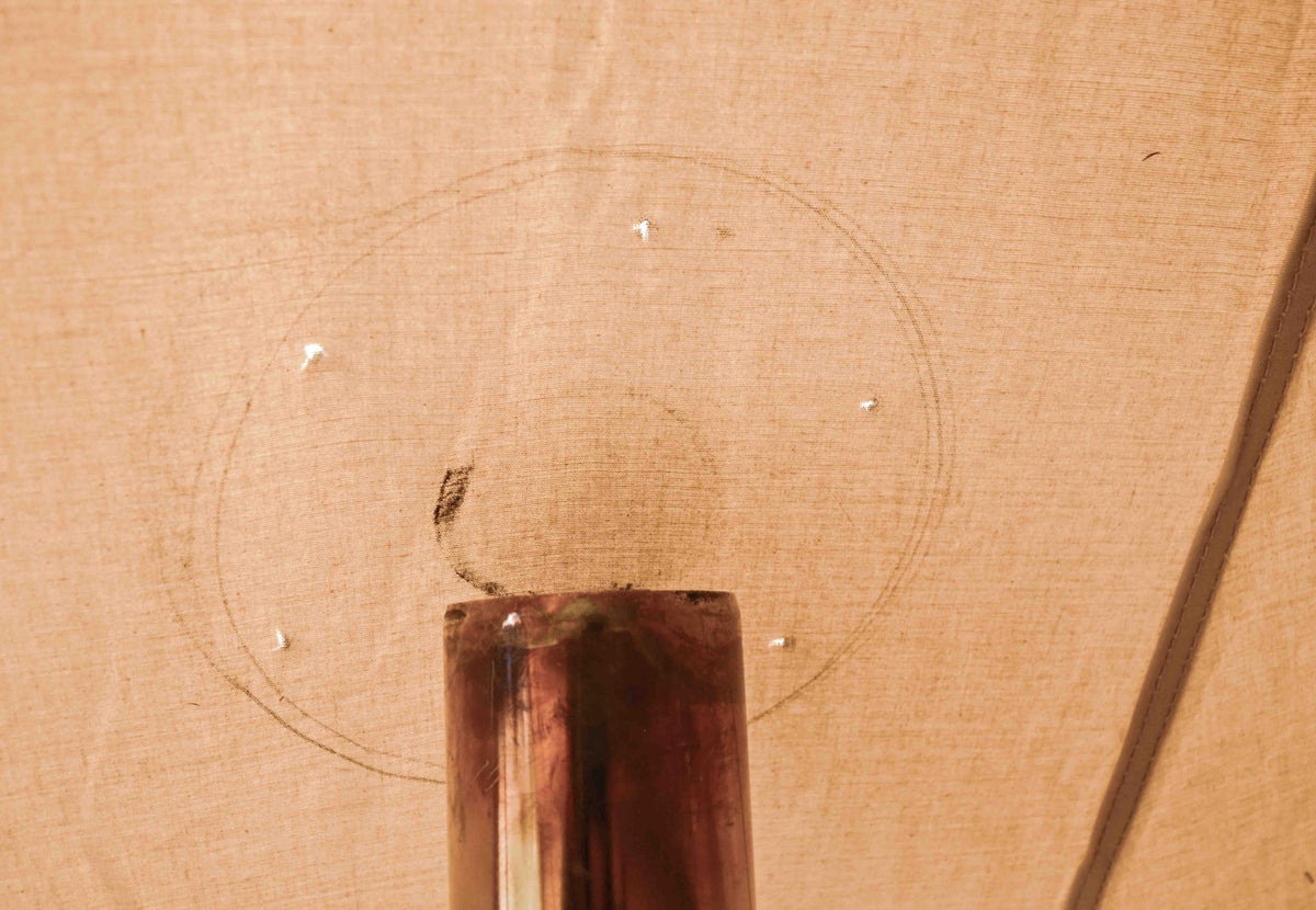 CanvasCamp Exit vue de l'intérieur, tuyau de poêle sous la toile avec un cercle tracé pour le trou