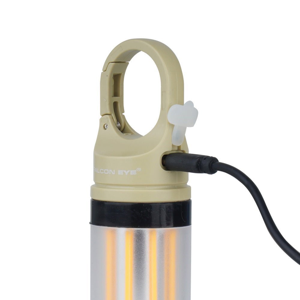 Falcon Eye Moonlight gros plan du mousqueton avec le câble de charge branché